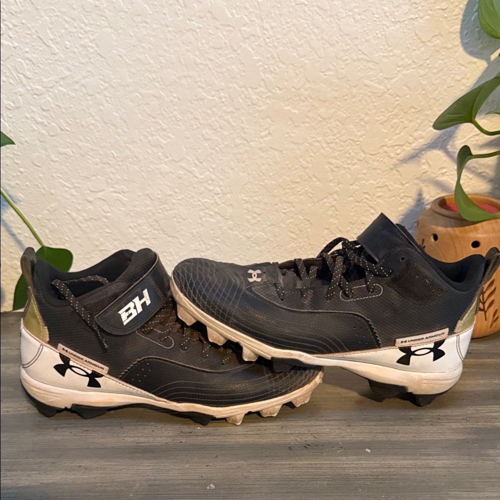 Under Armour Black and White Sports Cleats